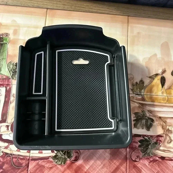 Center console tray - Picture 2 of 4